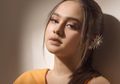 Pakai Busana Simpel Untuk Tampil Feminin ala Syifa Hadju, Contek yuk!