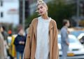 7 Inspirasi Style Nyaman dengan Oversized Sweater ala Hailey Baldwin