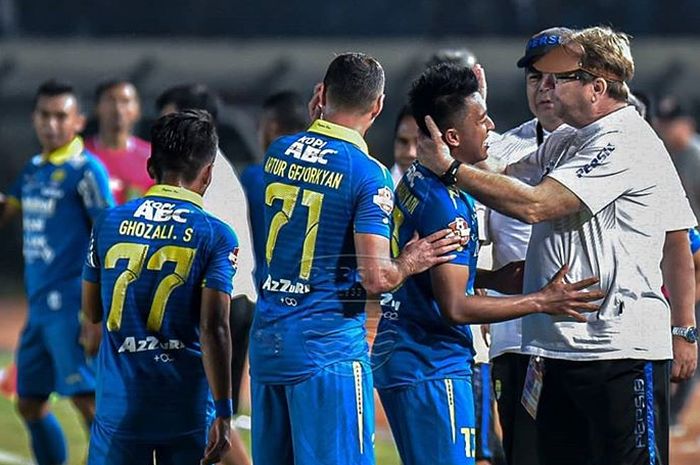 pemain Persib Bandung mendapatkan pelukan dari pelatih Robert Rene Alberts setelah laga kontra Kalteng Putra pada pekan kesembilan Liga 1 2019.