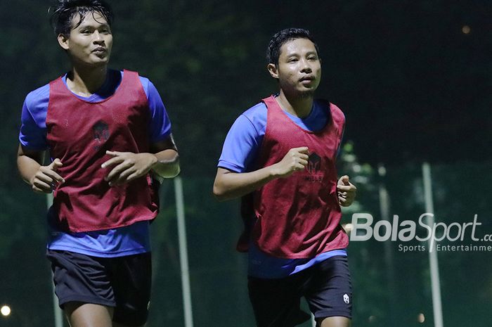 Septian Bagaskara (kiri) dan Evan Dimas (kanan) sedang melakukan jogging dalam pemusatan latihan timnas U-22 Indonesia di Lapangan D, Senayan, Jakarta, 2 Maret 2021.