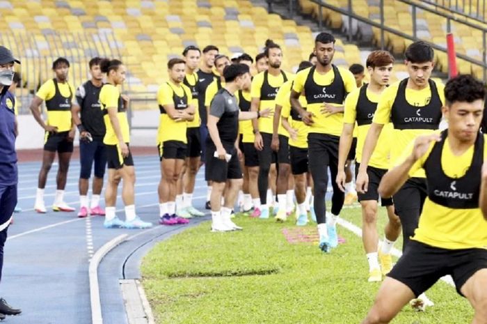 Pelatih Timnas Indonesia Kim Pan-gon mengamati anak-anak asuhnya berlatih menjelang Piala Raja 2022 di Thailand.