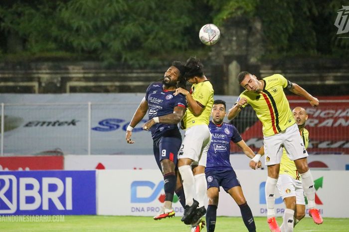 Para pemain Persik Kediri saat mencoba menghalau bola dari pemain Arema FC dalam laga pekan ke-28 Liga 1 2021/2022, di Stadion i Gusti Ngurah Rai, Denpasar, Bali, Minggu (27/2/2022).