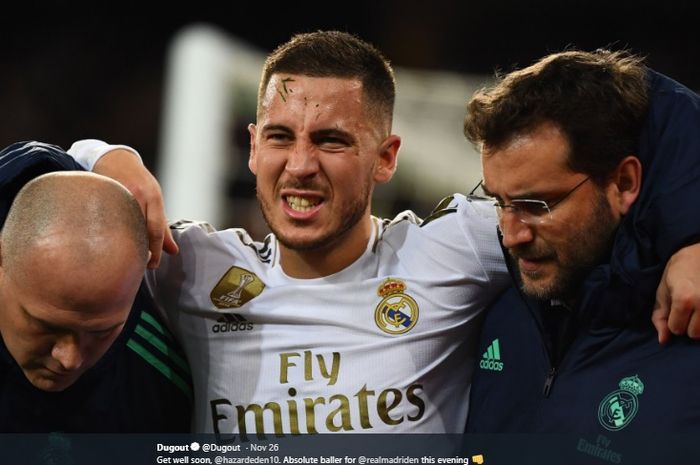 Winger Real Madrid, Eden Hazard, meringis kesakitan setelah engkel kaki kanannya mengalami cedera pada pertandingan melawan Paris Saint-Germain, Selasa (27/11/2019).