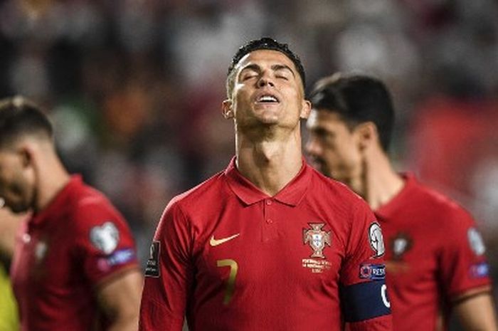 Reaksi Cristiano Ronaldo dalam partai timnas Portugal vs Serbia pada kualifikasi Piala Dunia 2022 di Lisabon (14/11/2021).