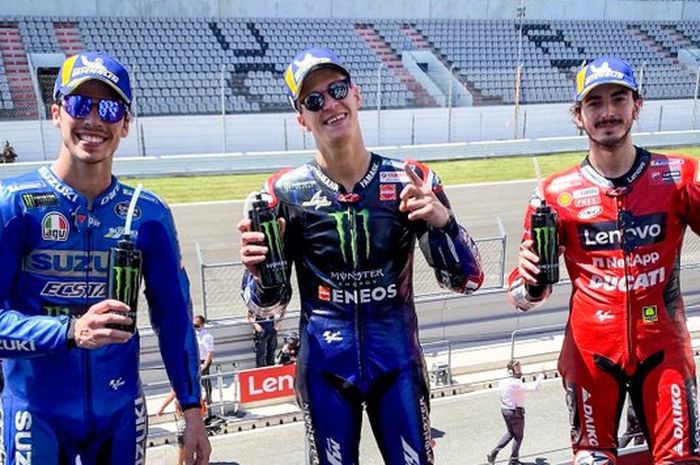 Podium MotoGP Portugal 2021. Joan Mir (kiri, posisi 3), Fabio Quartararo (tengah, posisi 1) dan Francesco Bagnaia (kanan, posisi 2)