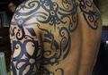 Tato di Tubuh Pria Dayak yang Penuh dengan Filosofi Keberanian