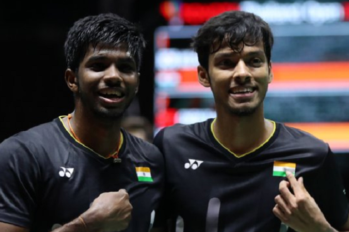 Pasangan ganda putra India, Satwiksairaj Rankireddy (kiri)/Chirag Shetty, seusai memenangi gelar juara Thailand Open 2019, di Indoor Stadium Huamark, Bangkok, Thailand, Minggu (4/8/2019).