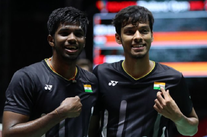 Pasangan ganda putra India, Satwiksairaj Rankireddy (kiri)/Chirag Shetty, seusai memenangi gelar juara Thailand Open 2019, di Indoor Stadium Huamark, Bangkok, Thailand, Minggu (4/8/2019).