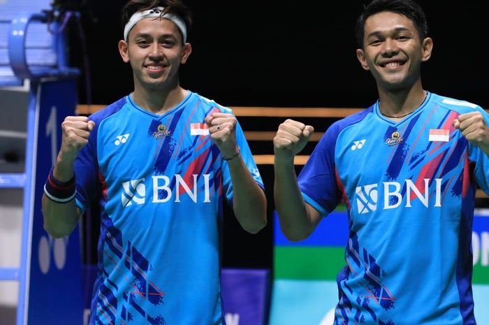 Pasangan ganda putra Indonesia, Fajar Alfian/Muhammad Rian Ardianto, berpose setelah memastikan diri ke final Malaysia Open 2023 di Axiata Arena, Kuala Lumpur, Sabtu (14/1/2023).