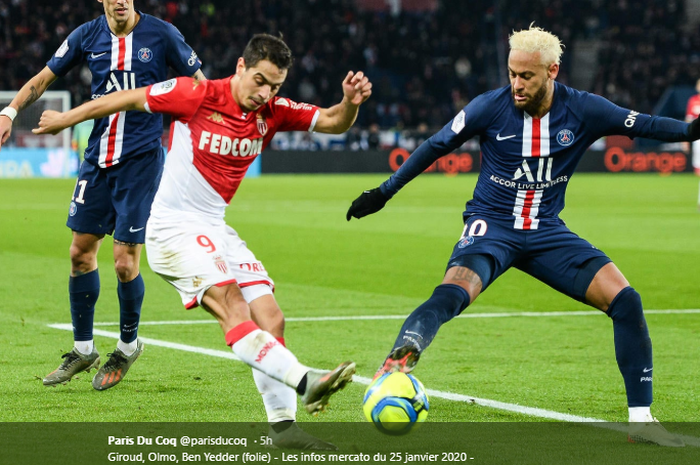 Penyerang AS Monaco, Wissam Ben Yedder dicegat oleh Neymar pada laga Paris Saint-Germain kontra AS Monaco di Liga Prancis musim 2019-2020.