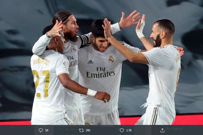 Pemain Real Madrid merayakan gol Sergio Ramos ke gawang Getafe dalam lanjutan LaLiga, 2 Juli 2020.