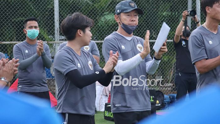 Shin Tae-yong dan penerjemahnya, Jeong Seok-seo, sedang memberikan tepuk tangan di penghujung pemusatan latihan timnas U-22 Indonesia akan berakhir di Lapangan D, Senayan, Jakarta, 10 Februari 2021.