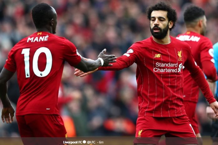 Mohamed Salah dan Sadio Mane saling berjabat tangan usai terciptanya gol penyeimbang kedudukan kala Liverpool melawan Bournemouth di Stadion Anfield, Sabtu (7/3/2020).