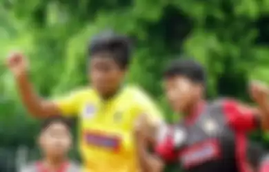 Pemain SSB Kabomania Muhammad Sultan Djati Dibrata (kiri) berebut bola dengan pemain SSB Bina Taruna