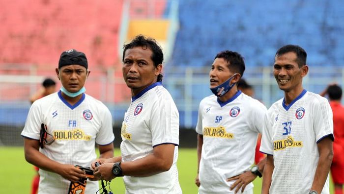 Asisten pelatih Arema FC, Kuncoro (dua dari kiri).