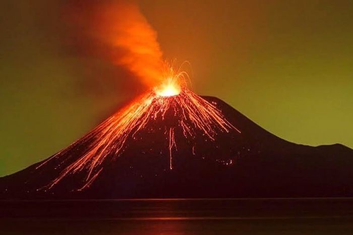 Semburan anak gunung Krakatau terfoto