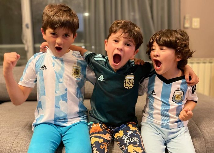 Ketiga putra Lionel Messi dan Antonela Roccuzzo, (dari kiri ke kanan) Thiago, Mateo, serta Ciro merayakan momen kemenangan Timnas Argentina menjuarai Copa America 2021.