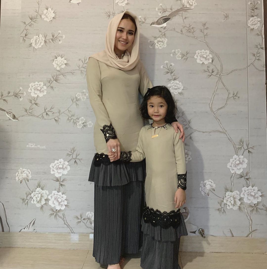 Model Baju Lebaran Yang Dipakai Ayu Ting Ting Dan Keluarga Jadi Sorotan Semua Halaman Stylo