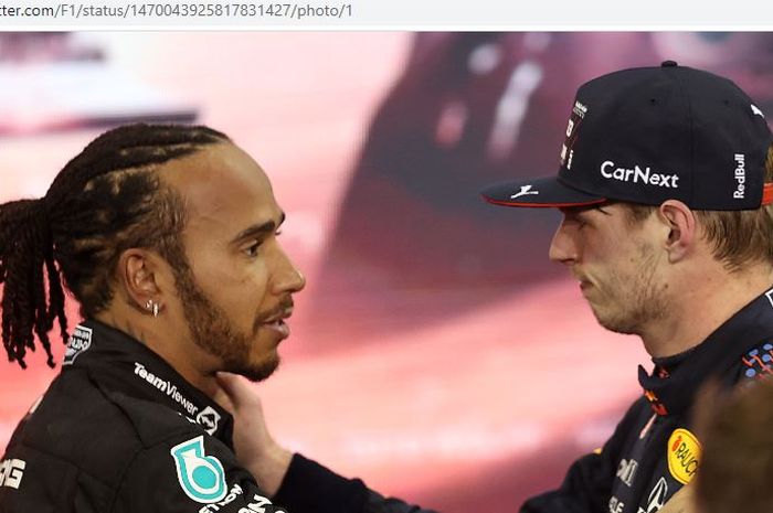 Pembalap Mercedes, Lewis Hamilton (kiri) memberikan selamat kepada pilot Red Bull Racing, Max Verstappen (kanan) saat bertemu di F1 GP Abu Dhabi 2021 di Sirkuit Yas Marina, Minggu (12/12/2021). 