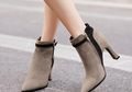 Punya Sepatu Bahan Suede? Begini 5 Tips untuk Merawatnya saat Musim Hujan!