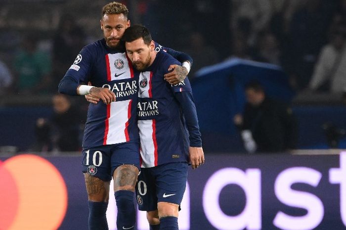 Lionel Messi dan Neymar merayakan gol PSG ke gawang Maccabi Haifa dalam duel Liga Champions di Parc des Princes, Paris (25/10/2022).