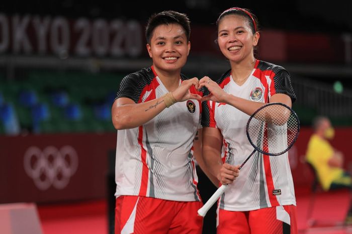 Pasangan ganda putri Indonesia, Greysia Polii/Apriyani Rahayu, berpose setelah menjadi juara grup Olimpiade Tokyo 2020 di Musashino Forest Sport Plaza, Selasa (27/7/2021).