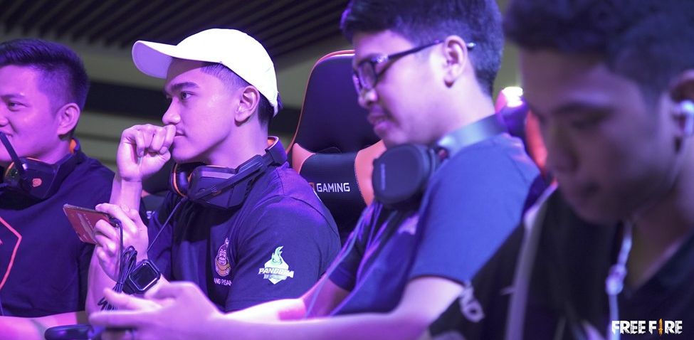 Kaesang (kedua dari kiri) mencicipi permainan Garena Free Fire Indonesia dalam kompetisi eSports Sang Pisang Gaming Championship