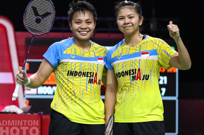Pasangan ganda putri Indonesia, Greysia Polii/Apriyani Rahayu, berpose setelah menjalani laga kedua fase grup BWF World Tour Finals 2020 di Impact Arena, Bangkok, Kamis (28/1/2021).
