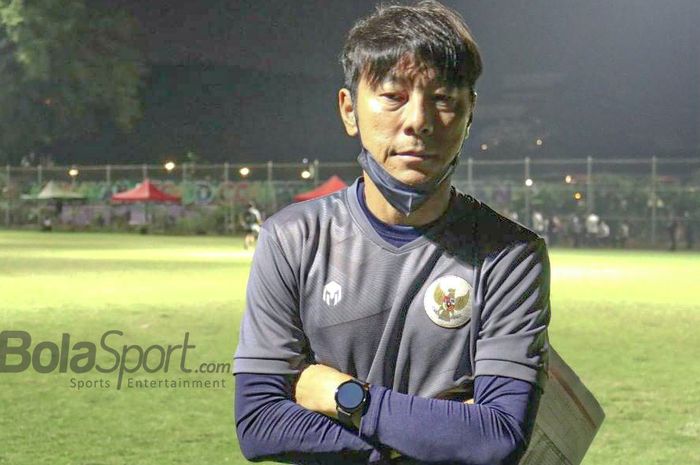 Pelatih timnas U-22 Indonesia, Shin Tae-yong, sedang memberikan keterangan kepada awak media di Lapangan D, Senayan, Jakarta, 2 Maret 2021.