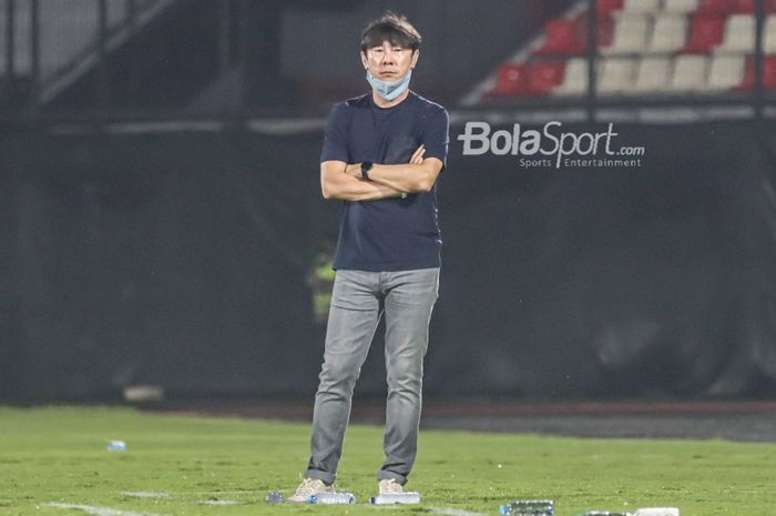 Pelatih timnas Indonesia, Shin Tae-yong, sedang mengamati para pemainnya di Stadion Kapten I Wayan Dipta, Gianyar, Bali, 27 Januari 2022.