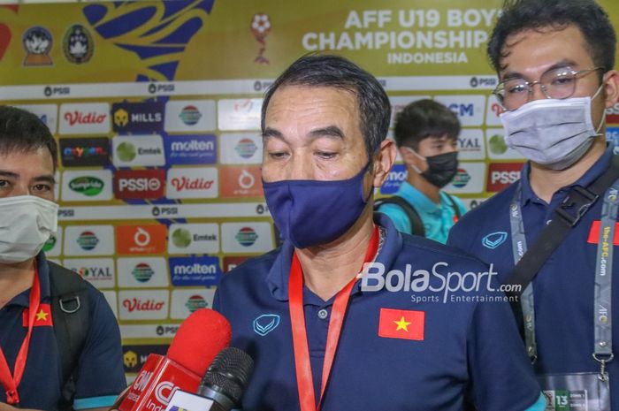 Pelatih timnas U-19 Vietnam, Dinh The Nam (tengah), sedang memberikan keterangan kepada awak media di Stadion Patriot Candrabhaga, Bekasi, Jawa Barat, 13 Juli 2022.