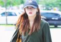 7 Mix and Match Style dengan Topi ala Seulgi 'Red Velvet' Buat Liburan