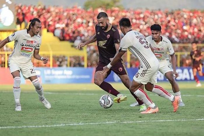 Laga pekan ketiga Liga 1 2022-2023 antara PSM Makassar vs Persija Jakarta digelar di Stadion B.J. Habibie, Pare-Pare, Sulawesi Selatan, Jumat (5/8/2022).  