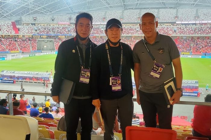 Pelatih timnas Indonesia, Shin Tae-yong, memantau pertandingan Thailand Vs Vietnam di Stadion Naisonal