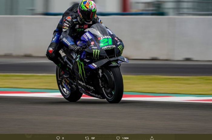 Pembalap Monster Energy Yamaha, Franco Morbidelli, ketika mengaspal pada sesi tes pramusim di Sirkuit Mandalika, Indonesia, 11-13 Februari 2022.