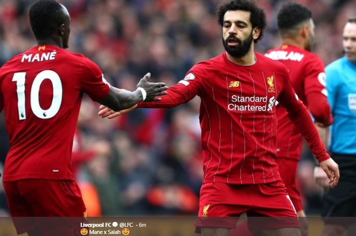 Mohamed Salah dan Sadio Mane berusaha saling berjabat tangan usai terciptanya gol penyeimbang kedudukan kala Liverpool melawan Bournemouth di Stadion Anfield, Sabtu (7/3/2020).