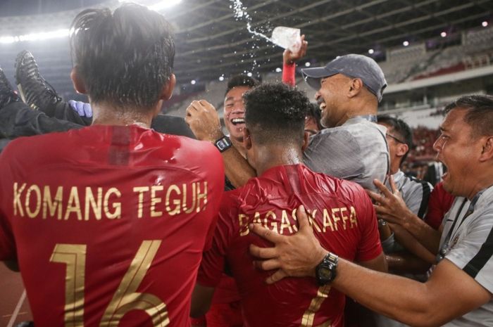 Mantan pelatih timnas u-19 Indonesia, Fakhri Husaini, saat merayakan kelolosan ke putaran final Piala AFF U-20 2020