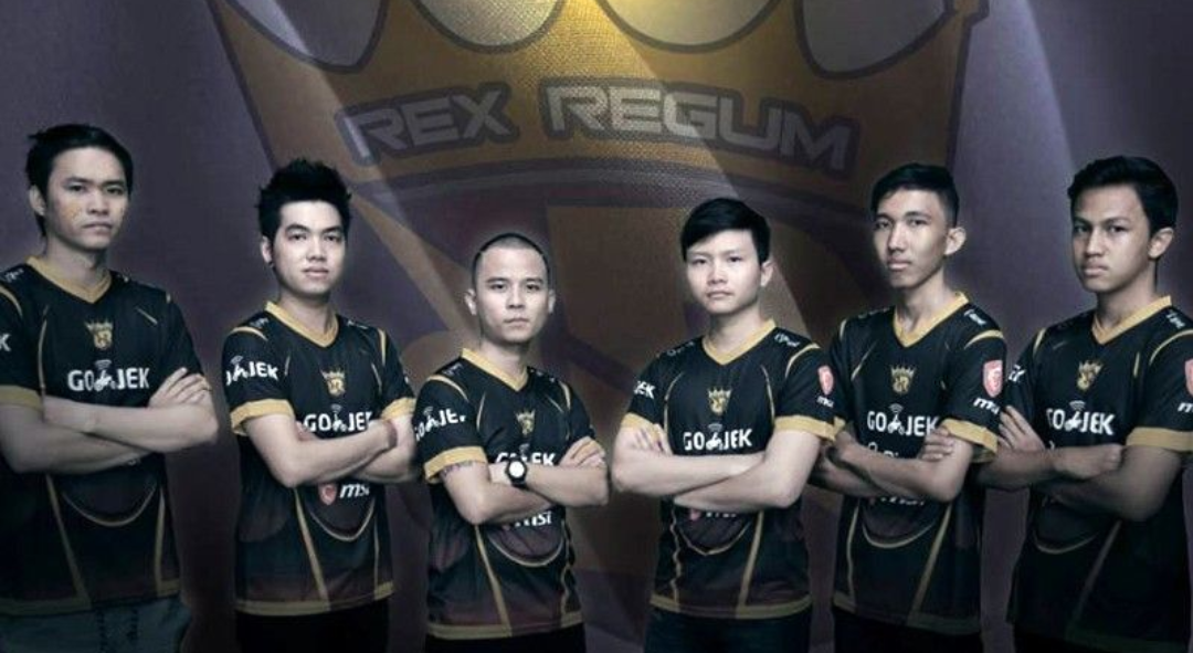 Formasi lama Team RRQ divisi Mobile Legends (ki-ka: Tuturu, InstincT, Marsha, Barier Jr, Lemon, Banshee)