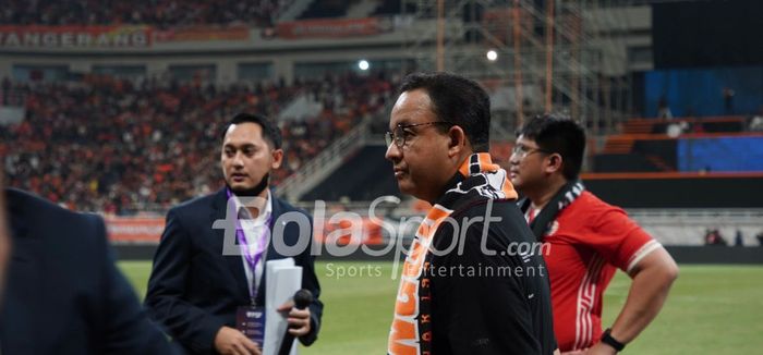 Anies Baswedan dalam laga persahabatan internasional antara Persija Jakarta Vs Chonburi FC di Jakarta International Stadium,  Jakarta, Minggu (24/7/2022).