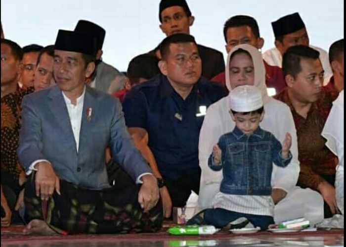 5 Potret Gemas Jan Ethes yang Kusyuk Berdoa saat Diajak Presiden Jokowi Hadiri Acara di Solo