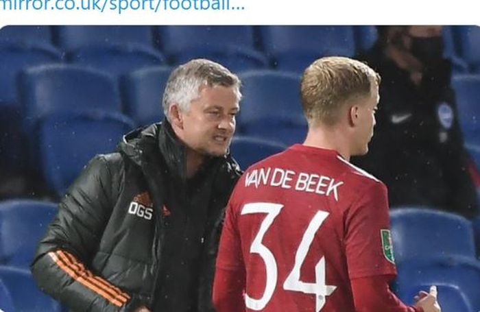 Pelatih Manchester United, Ole Gunnar Solskjaer, berbicara kepada Donny van de Beek.