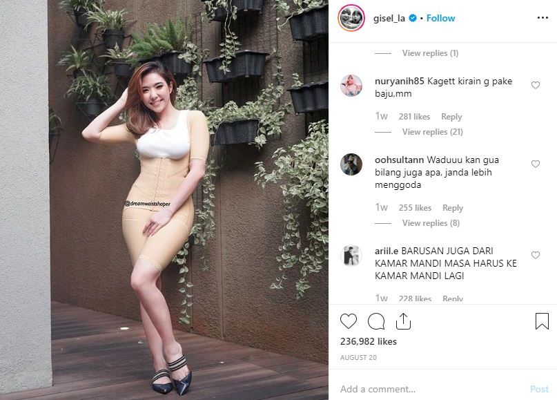 Komentar netizen di foto Gisel saat pakai korset