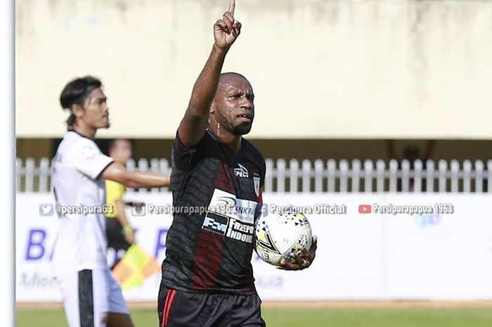 Selebrasi pemain Persipura Jayapura, Boaz Solossa, usai mencetak gol ke gawang Madura United pada pekan kesembilan Liga 1 2019 di Stadion Mandala, Jayapura, Selasa (16/7/2019).