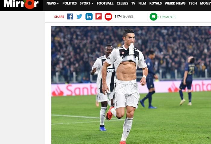 Cristiano Ronaldo melakukan selebrasi pamer roti sobek dalam laga Juventus vs Manchester United, Kamis (8/11/2018)
