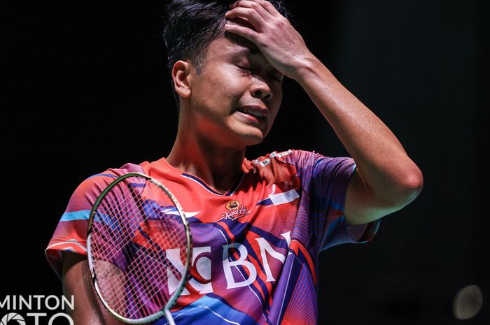 Pebulu tangkis tunggal putra Indonesia, Anthony Sinisuka Ginting, saat menunjukkan ekspresi kecewa pada pertandingan babak 16 besar Kejuaraan Dunia 2022 di Tokyo Metropolitan Gymnasium, Shibuya, Jepang, Kamis (25/8/2022).