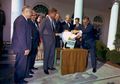 Setiap Thanksgiving, Presiden Amerika Memaafkan Kalkun, Kenapa, ya?