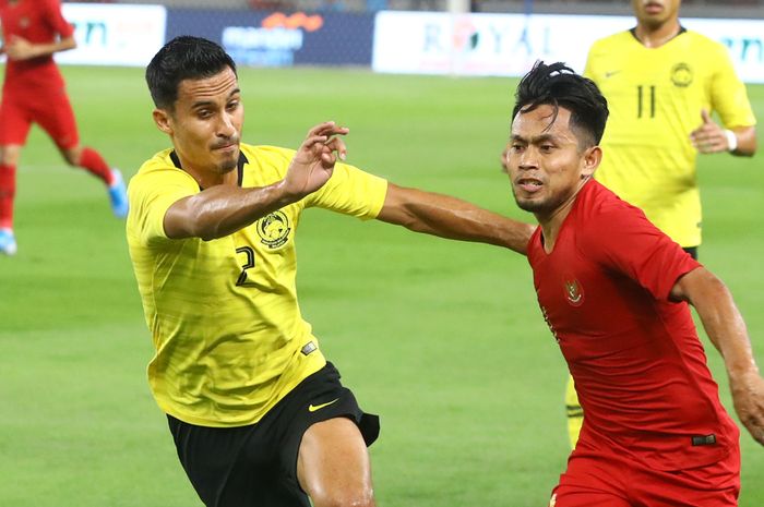 Pemain Timnas Indonesia Andik Vermansah berebut bola dengan pemain Timnas Malaysia pada ajang kualifikasi Piala Dunia Qatar 2022 di Stadion Utama Gelora Bung Karno, Jakarta, Kamis (5/9/2019). 
