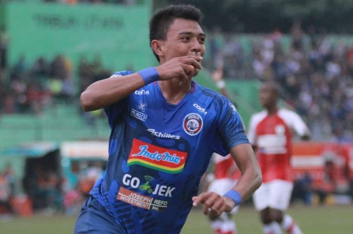 Penyerang Arema FC, Dedik Setiawan, merayakan gol yang dia cetak pada laga kontra Persipura Jayapura pada pekan ketujuh Liga 1 2019 di Stadion Gajayana, Malang, Kamis (4/7/2019).