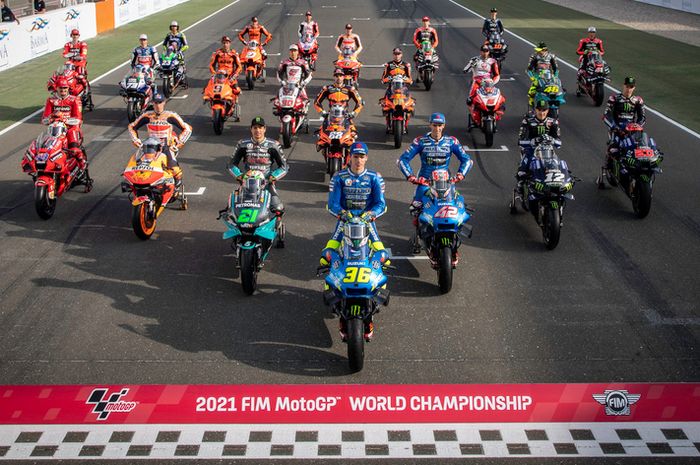 Para pembalap MotoGP berpose menjelang seri pembuka MotoGP 2021 di Sirkuit Losail, Doha, Qatar,  25 Maret 2021.