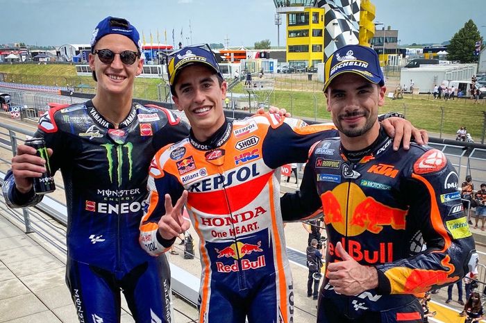 Dari kiri ke kanan, Fabio Quartararo (Monster Energy Yamaha), Marc Marquez (Repsol Honda), Miguel Oliveira (Red Bull KTM) berpose setelah finis di posisi podium pada MotoGP Jerman 2021 di Sirkuit Sachsenring, Minggu (20/6/2021).